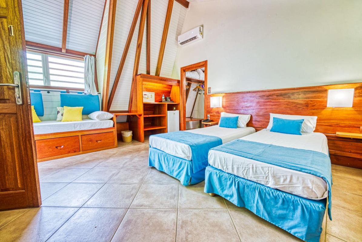 Hotel pied dans l'eau martinique BAMBOU  - chambre quarter découverte